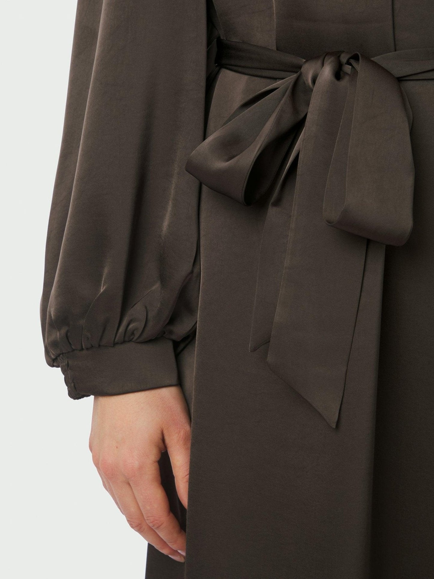 Rolana Satengkjole i Mørk Brun